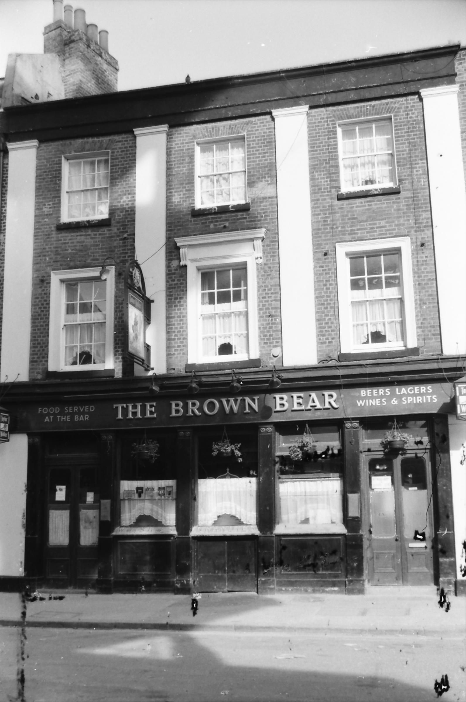Brown Bear London E1 taken in Oct 1988. (Pub, External). Published on 27-12-2017