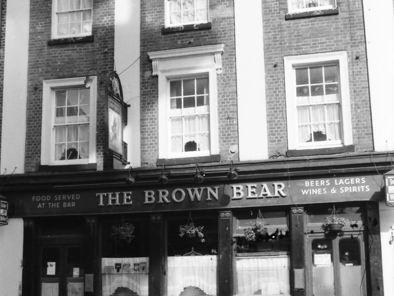 Brown Bear London E1 taken in Oct 1988. (Pub, External). Published on 27-12-2017 