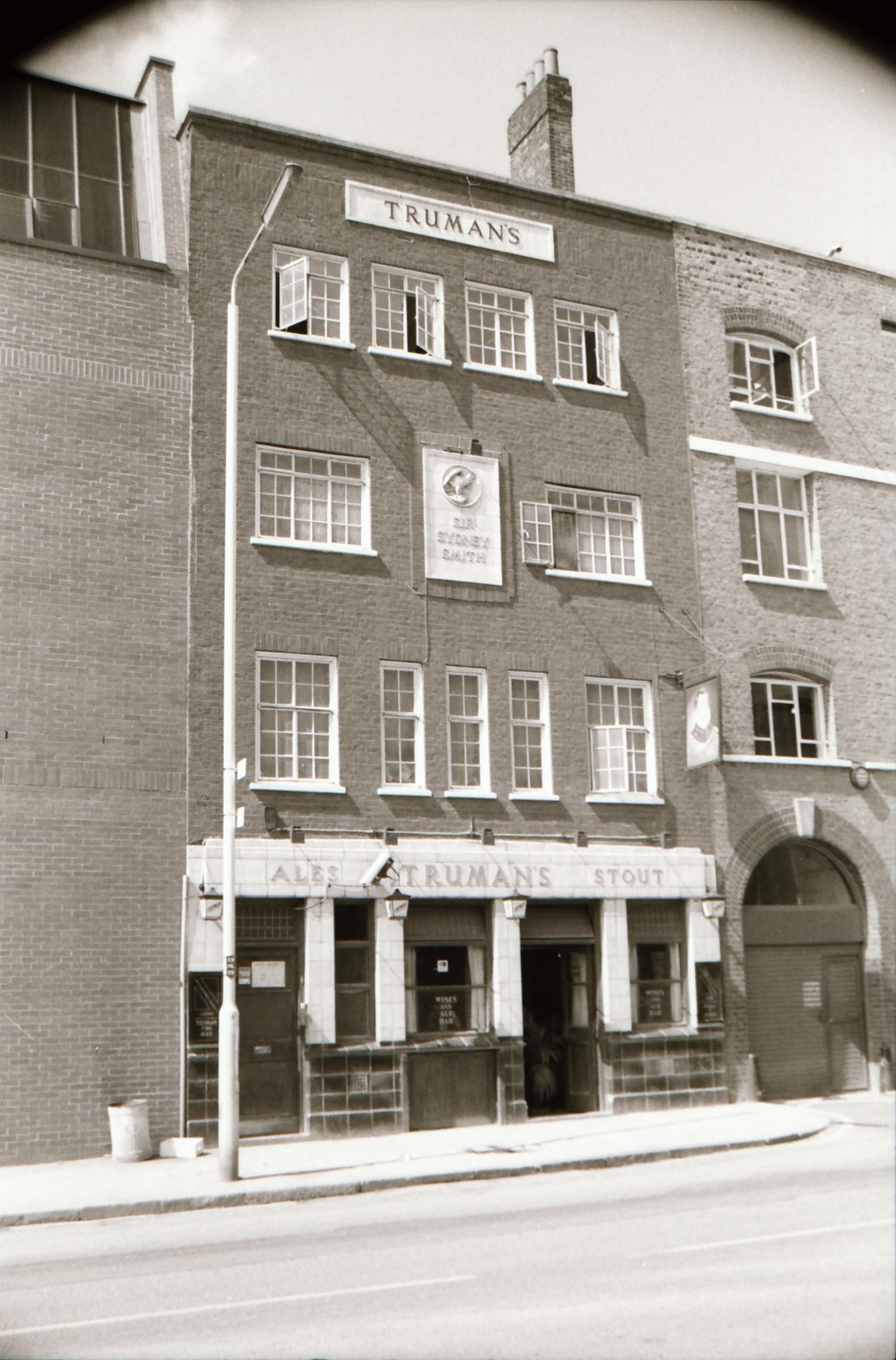 Sir Sydney Smith London E1 taken Aug 1989. (Pub, External). Published on 27-12-2017