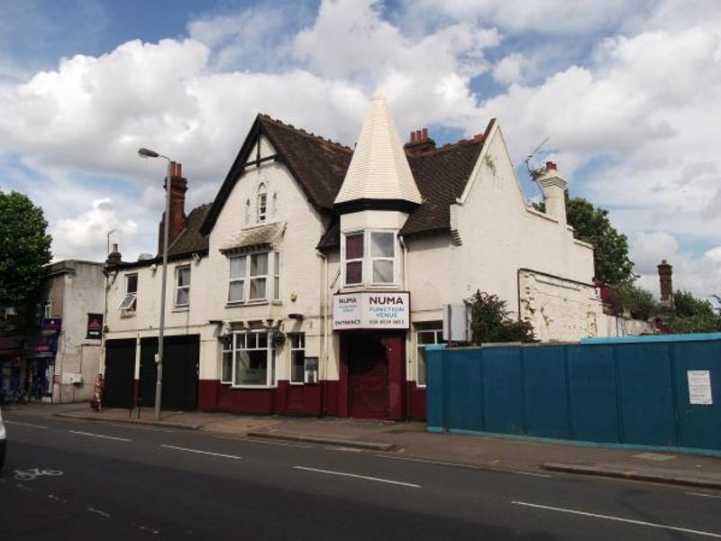 Three Blackbirds London E10. (Pub, External). Published on 02-11-2013