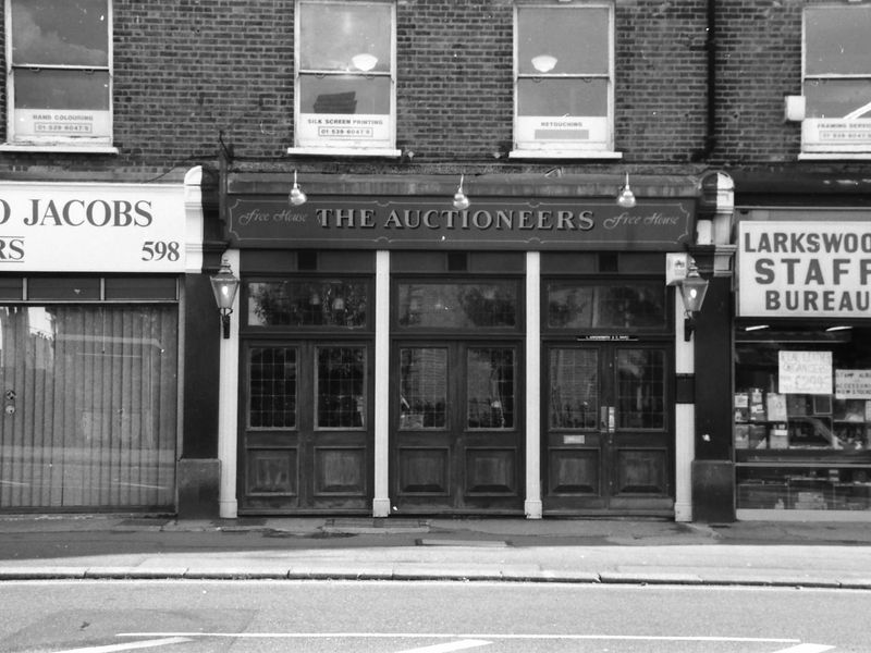 Auctioneers London E10 taken in Oct 1988.. (Pub, External). Published on 20-09-2018