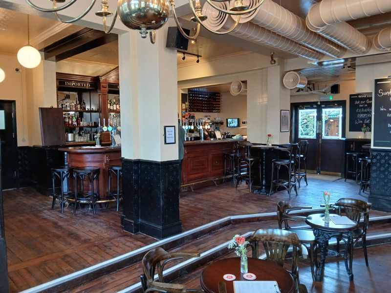 European London E10-02050228. (Pub, Bar). Published on 02-03-2025