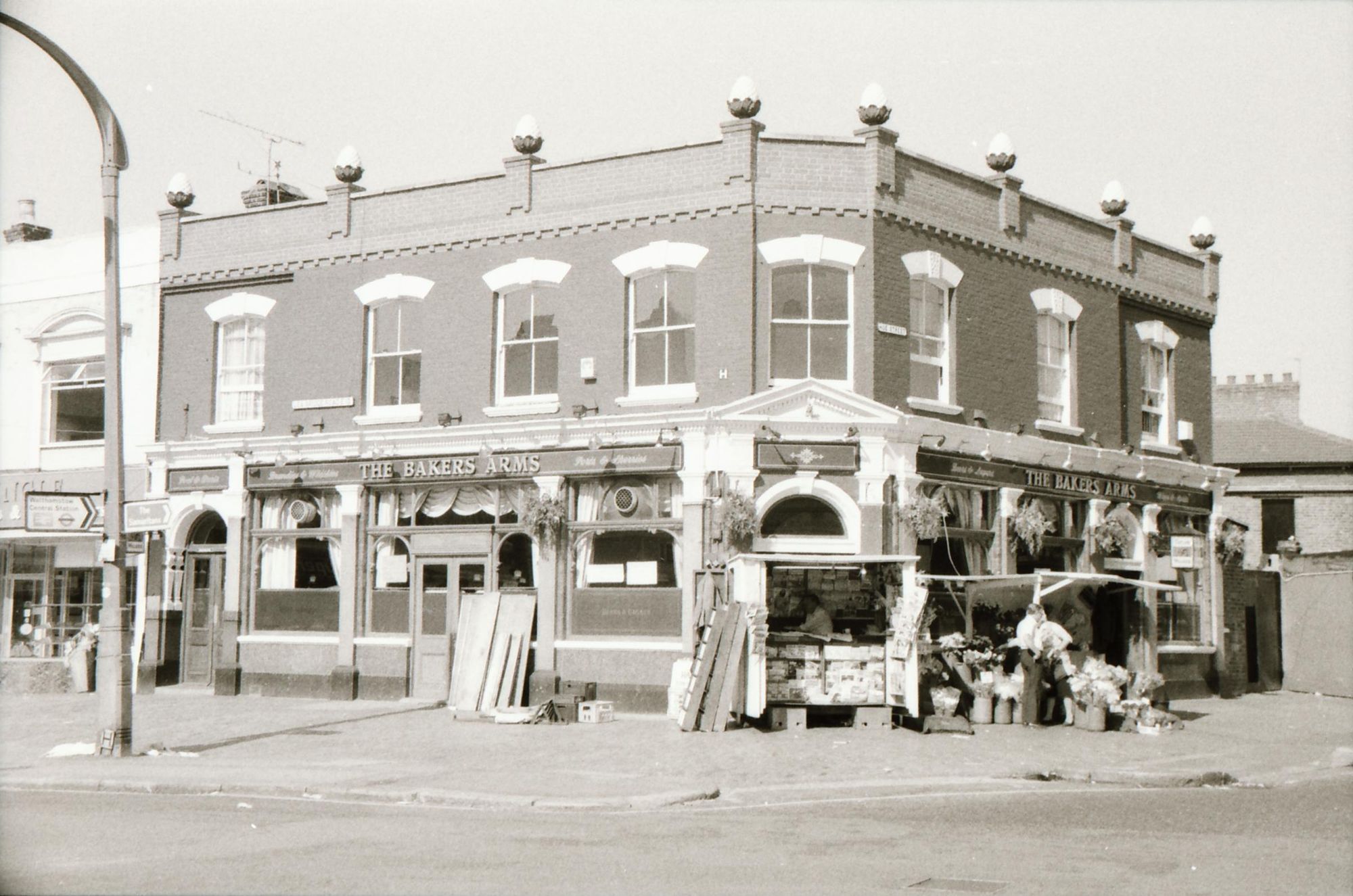 E10-Bakers Arms taken Aug 1989.. (Pub, External). Published on 20-09-2018