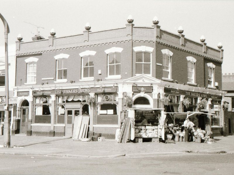 E10-Bakers Arms taken Aug 1989.. (Pub, External). Published on 20-09-2018