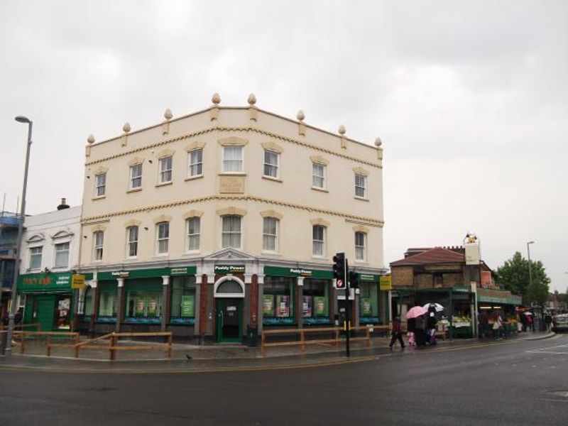 Bakers Arms London E10 taken May 2014. (Pub, External). Published on 02-06-2014