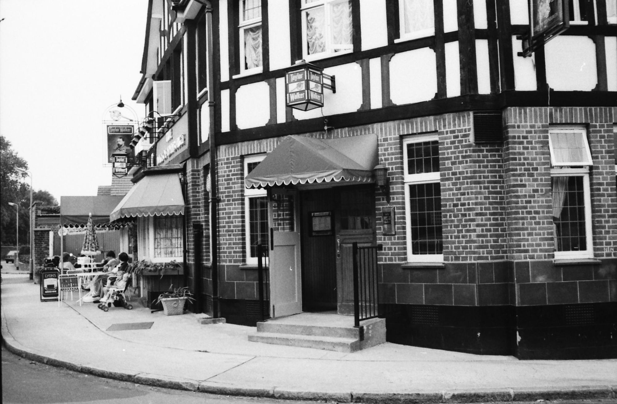 Duke of Edinburgh London E11 taken in 1987. (Pub, External). Published on 06-10-2018