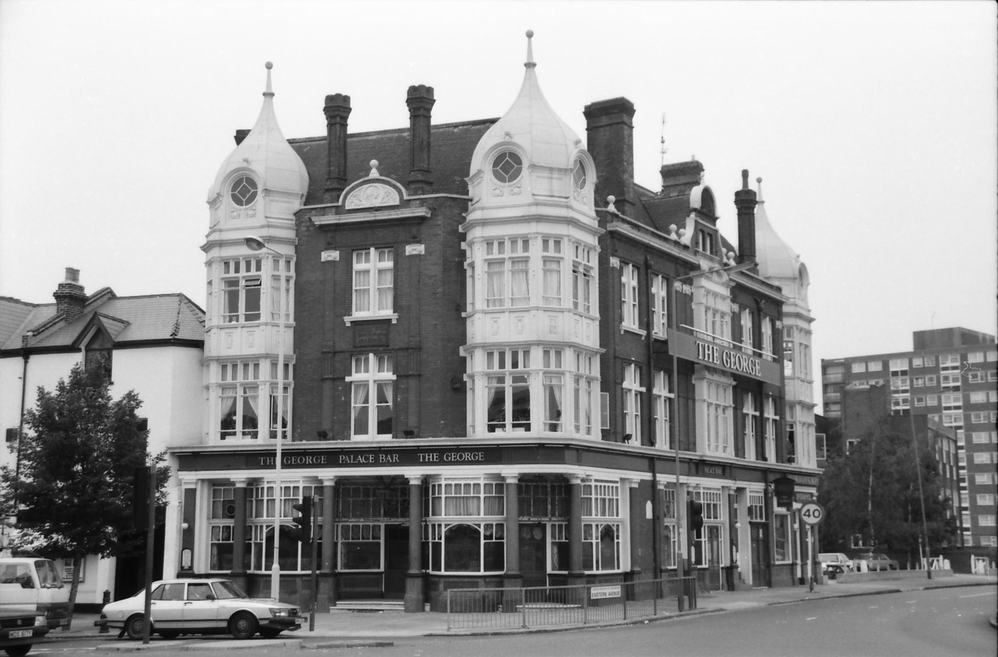 George London E11 taken 17 Sept 1988. (Pub, External). Published on 06-10-2018