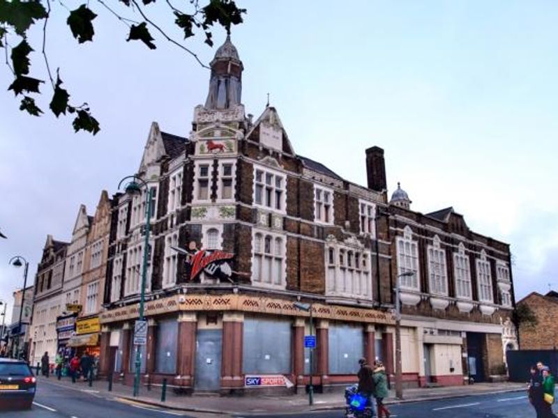 Red Lion London E11. (Pub, External). Published on 04-11-2013 