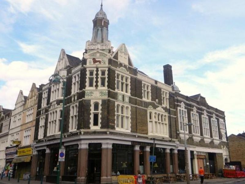 Red Lion London E11. (Pub, External). Published on 22-11-2013 