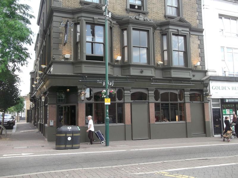Birds London E11 taken 2017/06/17. (Pub, External). Published on 11-03-2019