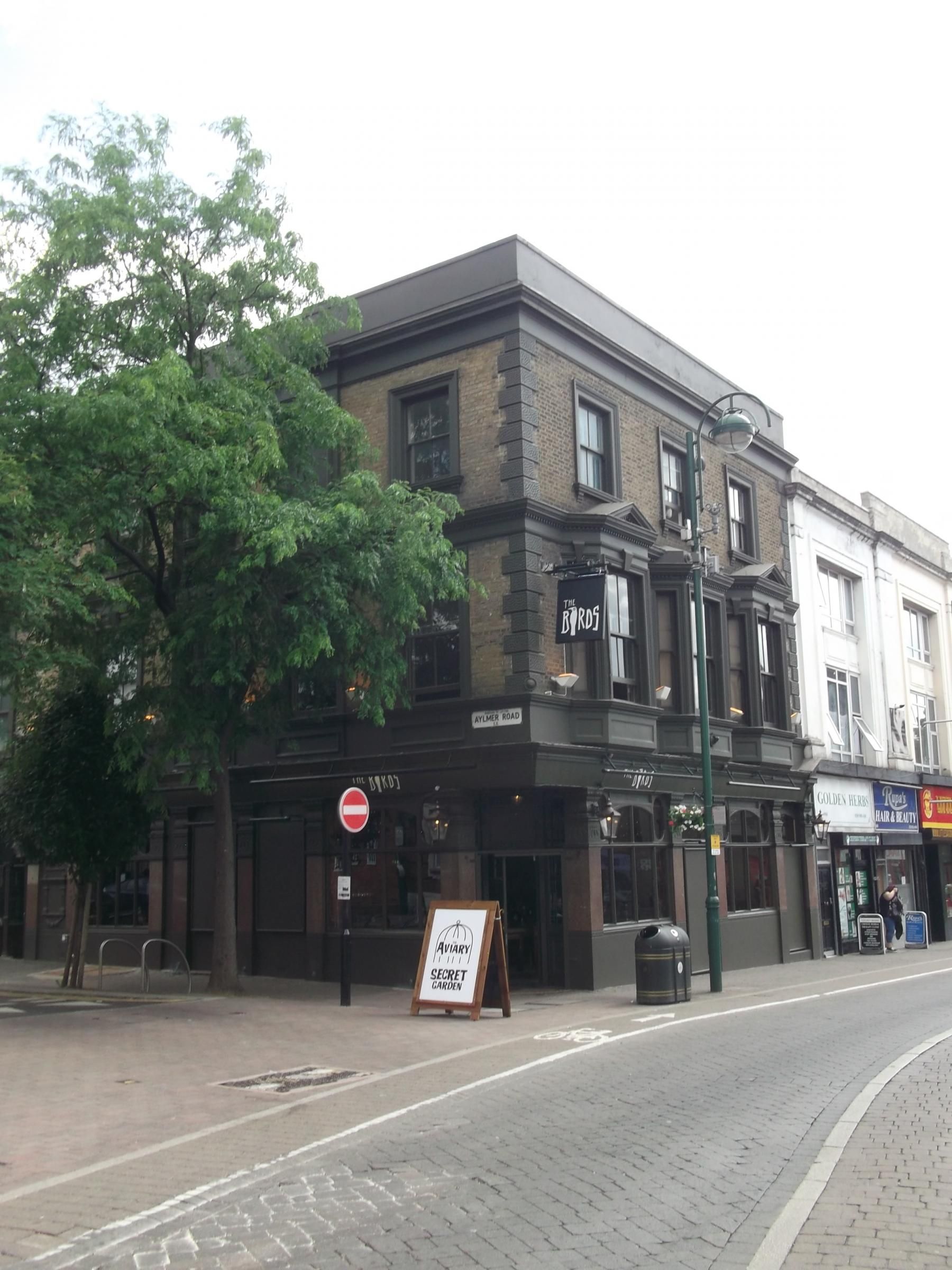 Birds London E11 taken 2017/06/17. (Pub, External). Published on 11-03-2019