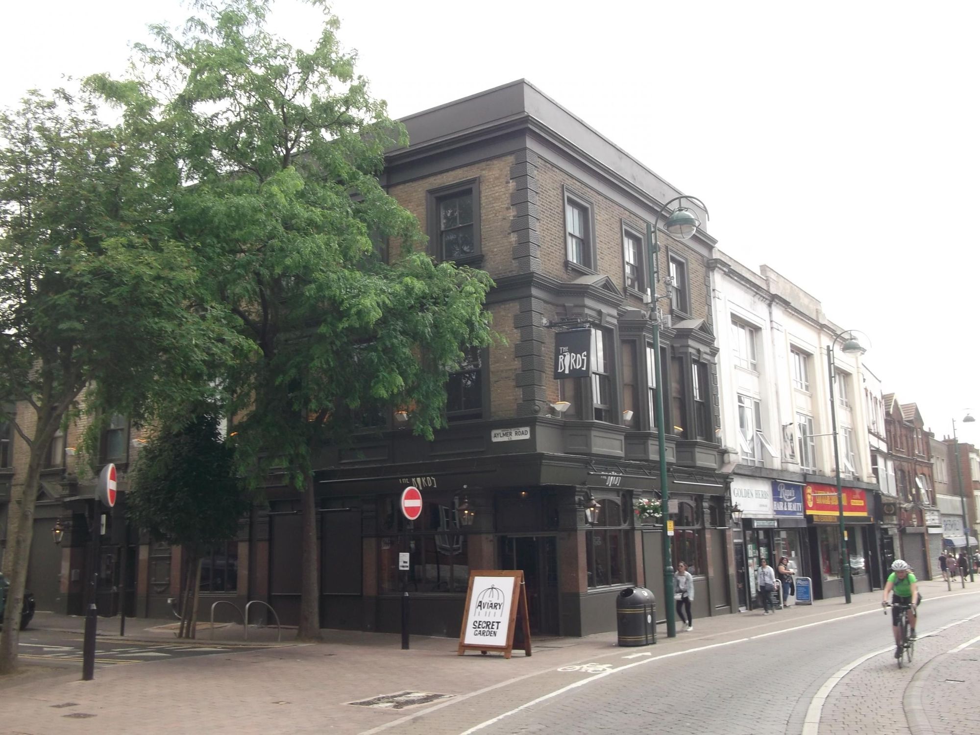 Birds London E11 taken 2017/06/17. (Pub, External). Published on 11-03-2019