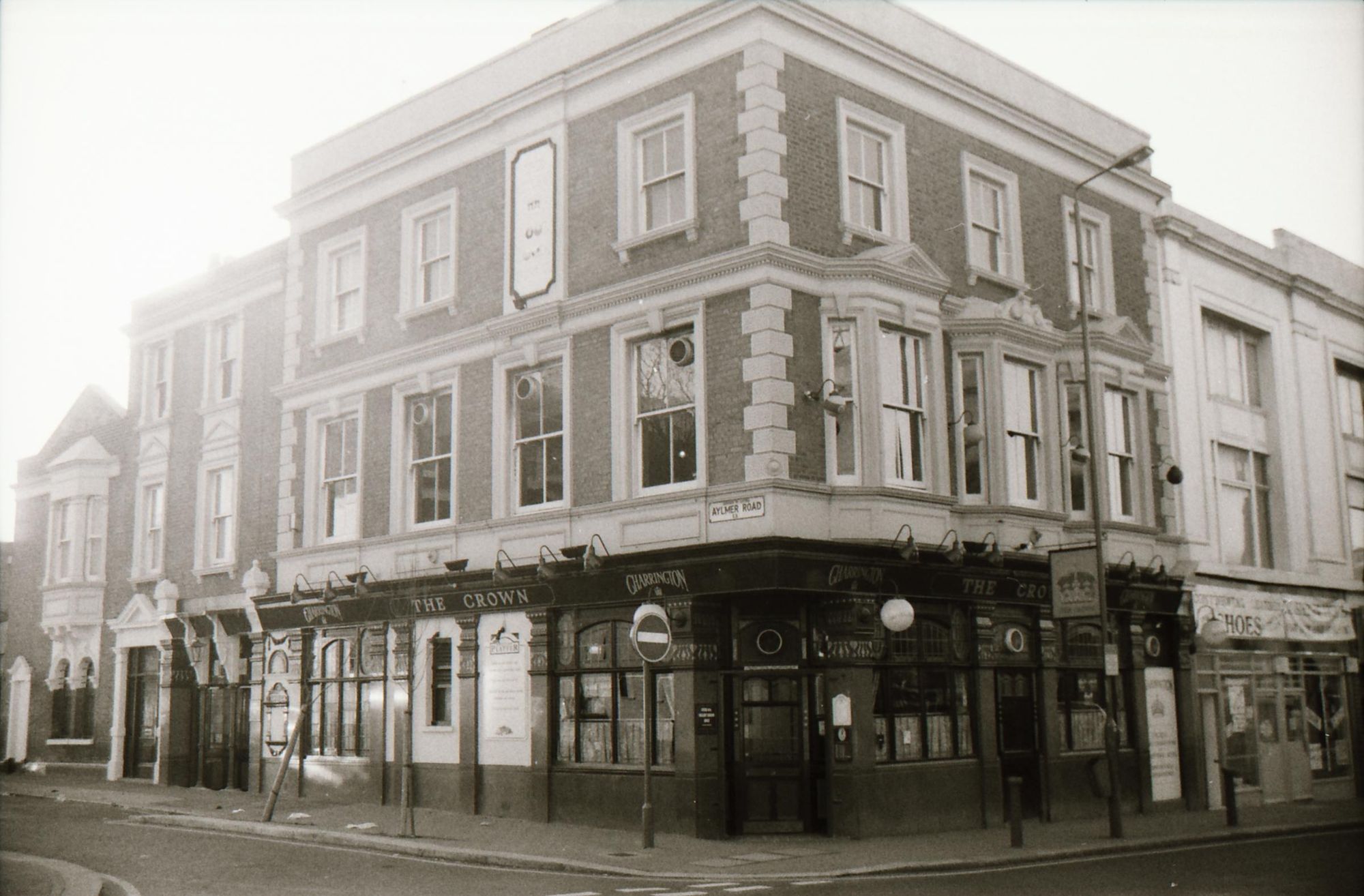 Crown London E11 taken between Aug 1989 - Feb 1990. (Pub, External). Published on 06-10-2018