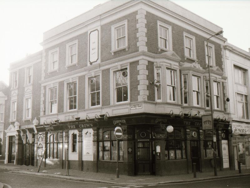 Crown London E11 taken between Aug 1989 - Feb 1990. (Pub, External). Published on 06-10-2018