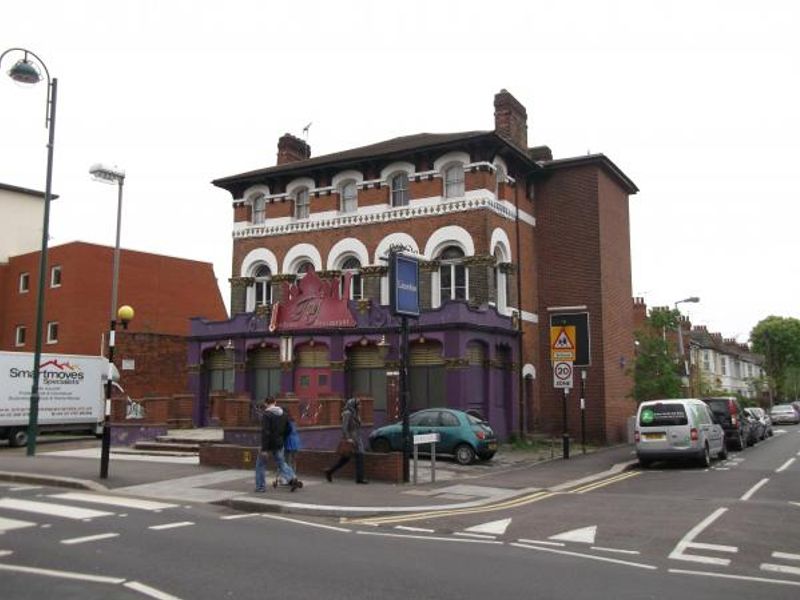 Lincolns London E11. (Pub, External). Published on 03-11-2013