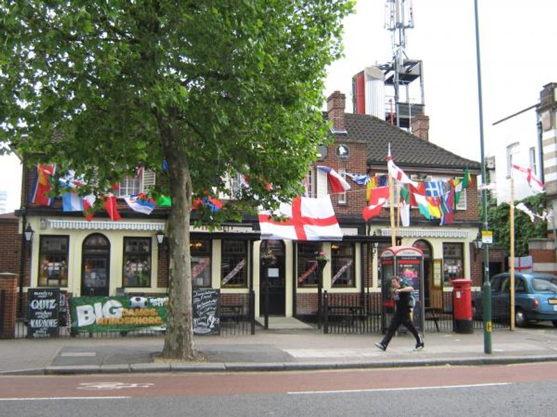 Bell  London E11. (Pub, External). Published on 03-11-2013 