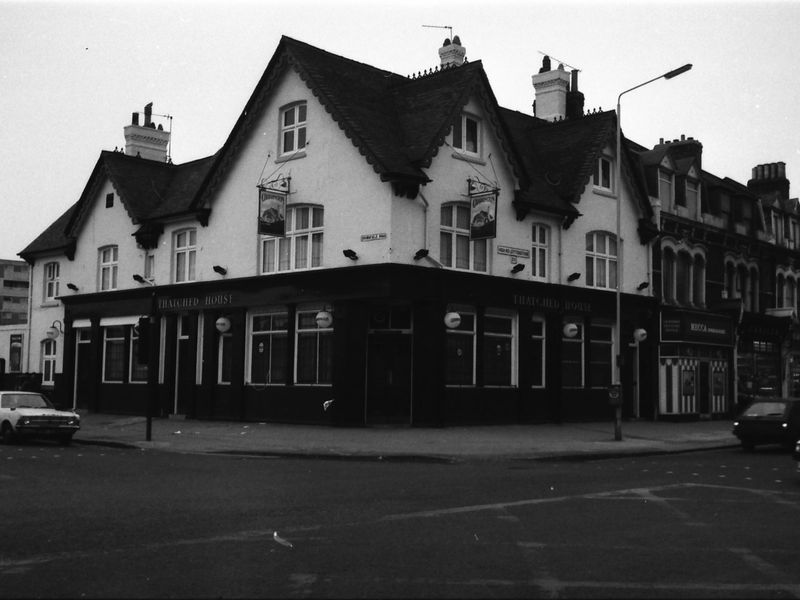Thatched House London E11 taken in 1986. (Pub, External, Key). Published on 06-10-2018