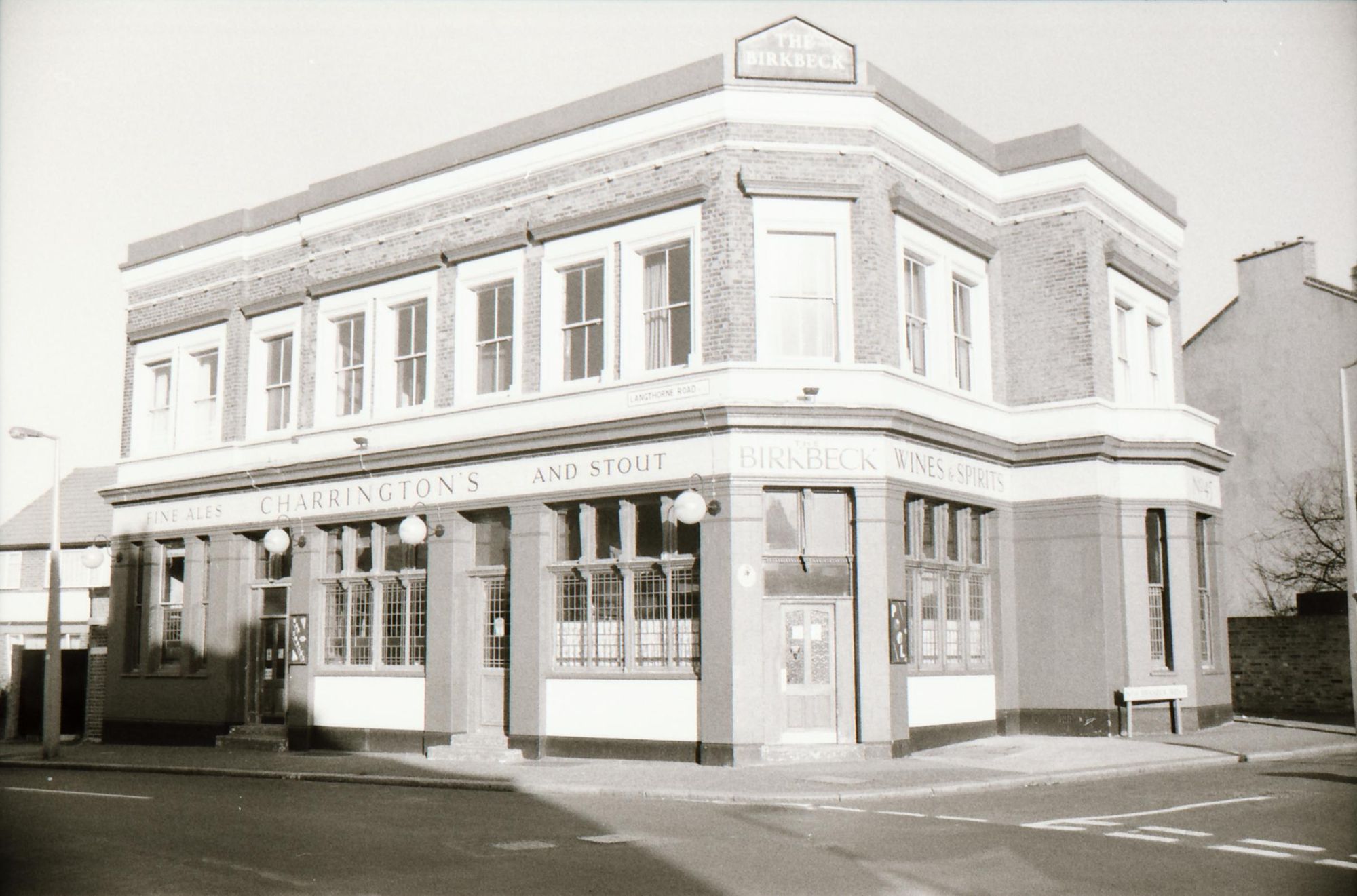 Birkbeck London E11 taken between Aug 1989 - Feb 1990. (Pub, External). Published on 06-10-2018