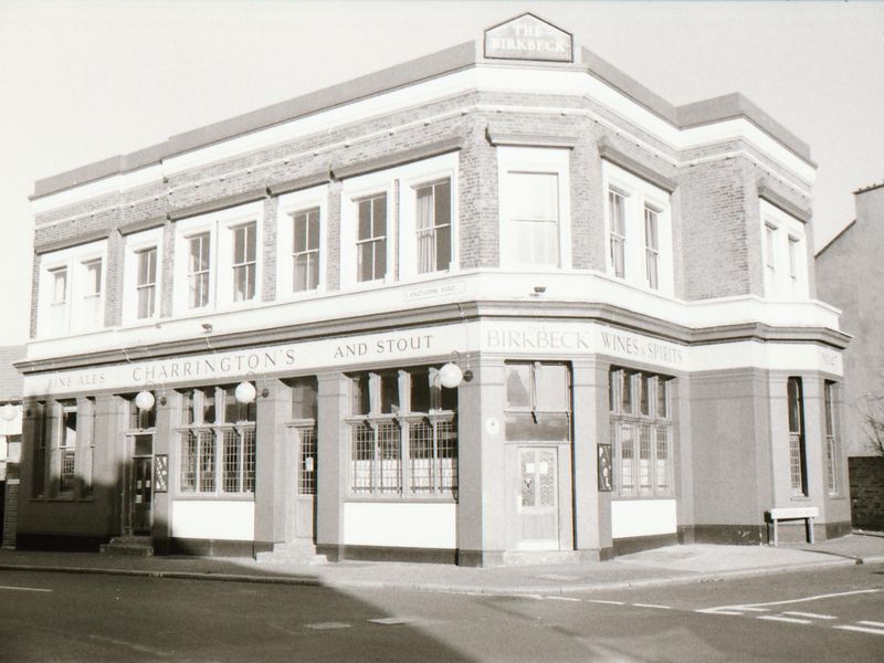 Birkbeck London E11 taken between Aug 1989 - Feb 1990. (Pub, External). Published on 06-10-2018