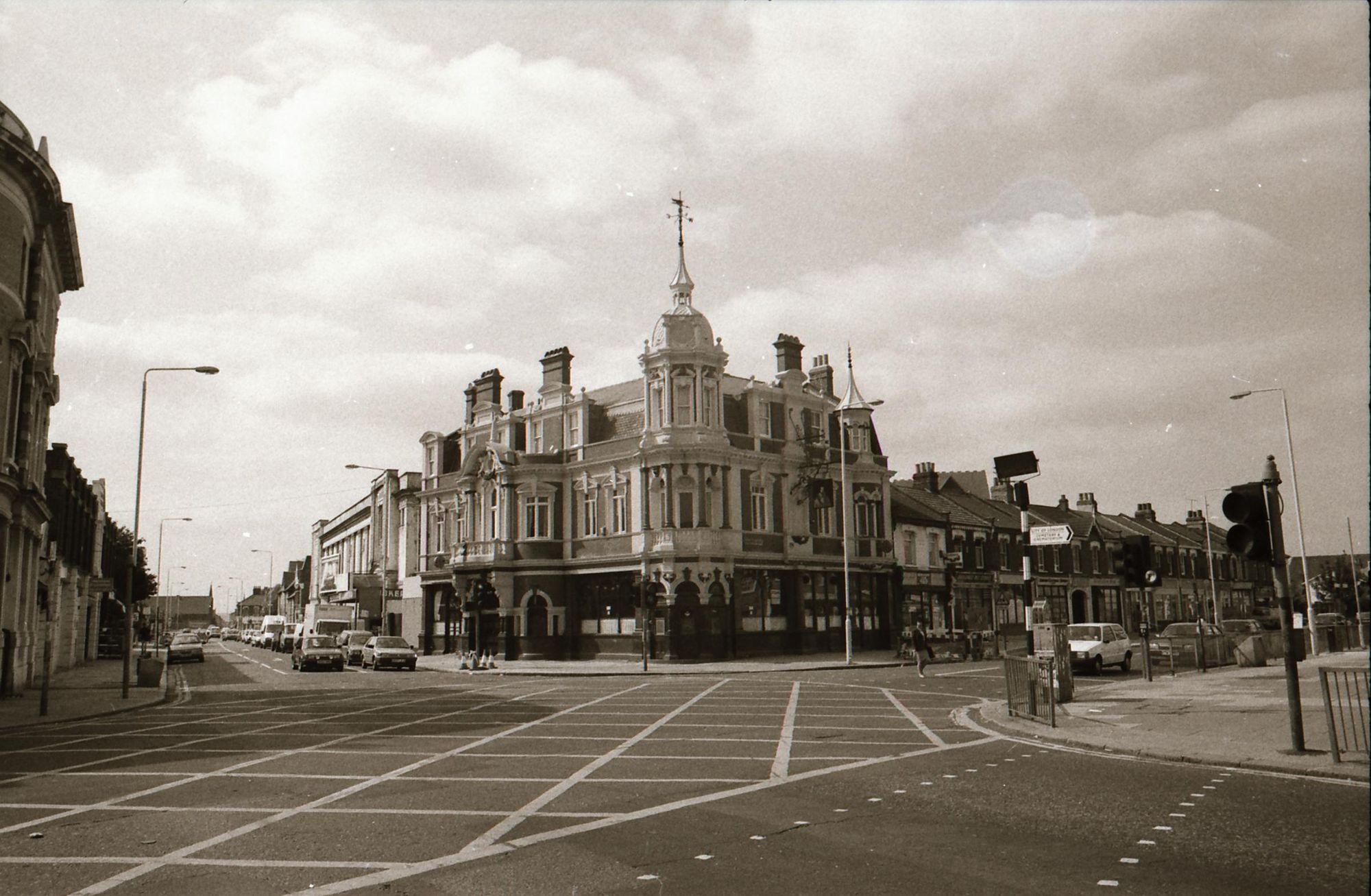Earl Of Essex London E12 taken in May 1994.. (Pub, External). Published on 06-10-2018