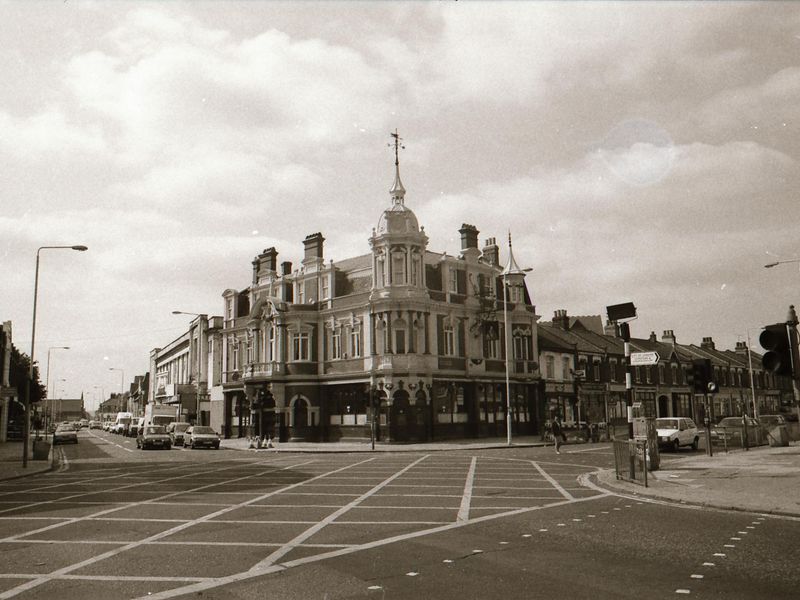 Earl Of Essex London E12 taken in May 1994.. (Pub, External). Published on 06-10-2018