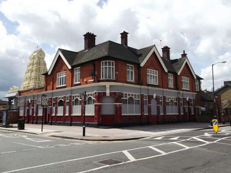 Avenue London E12. (Pub, External). Published on 04-11-2013 