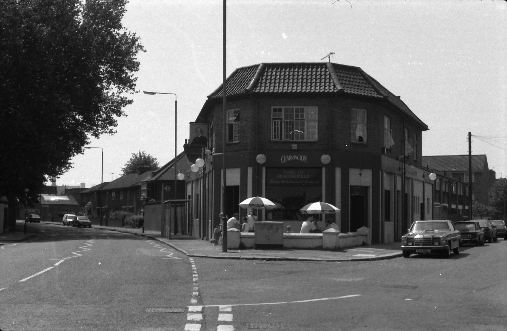 Earl of Beaconsfield London E13 taken in July 1987.. (Pub, External). Published on 06-10-2018