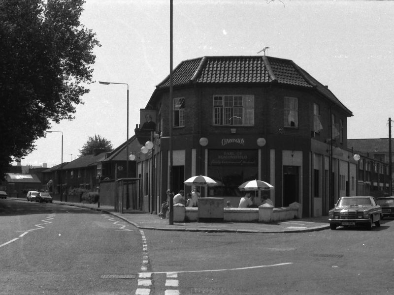 Earl of Beaconsfield London E13 taken in July 1987.. (Pub, External). Published on 06-10-2018 