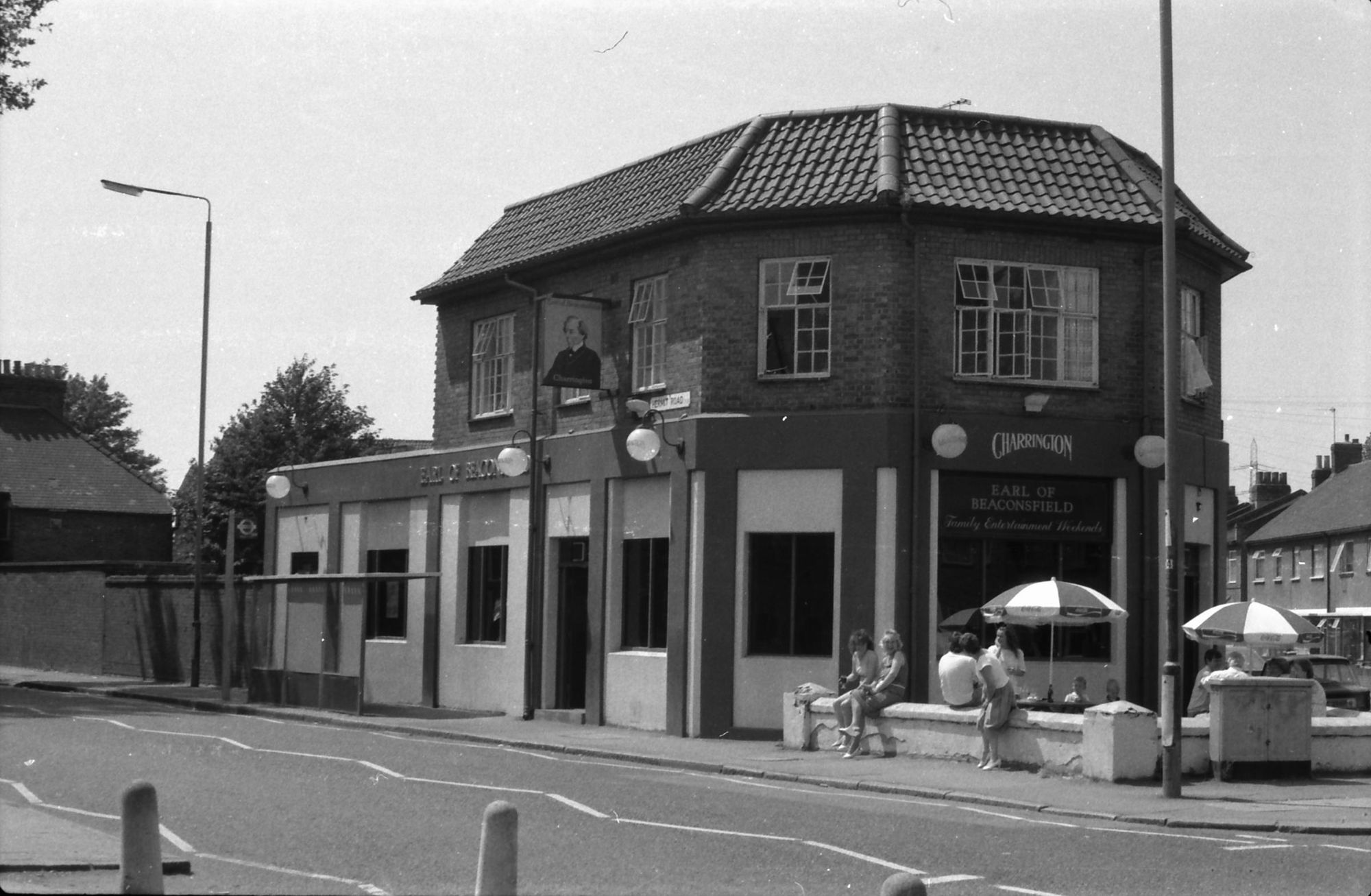 Earl of Beaconsfield London E13 taken in July 1987.. (Pub, External, Key). Published on 06-10-2018