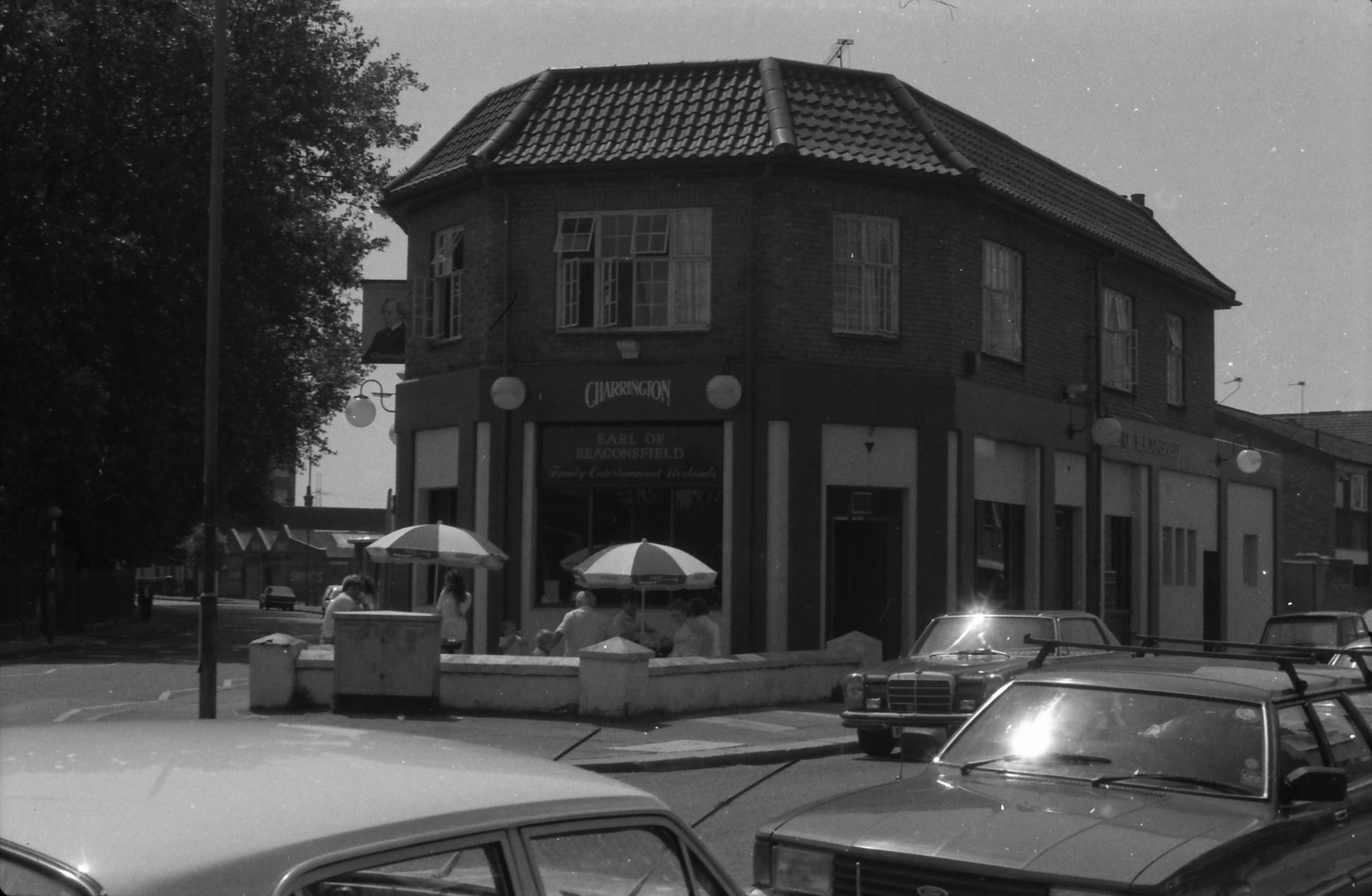 Earl of Beaconsfield London E13 taken in July 1987.. (Pub, External). Published on 06-10-2018