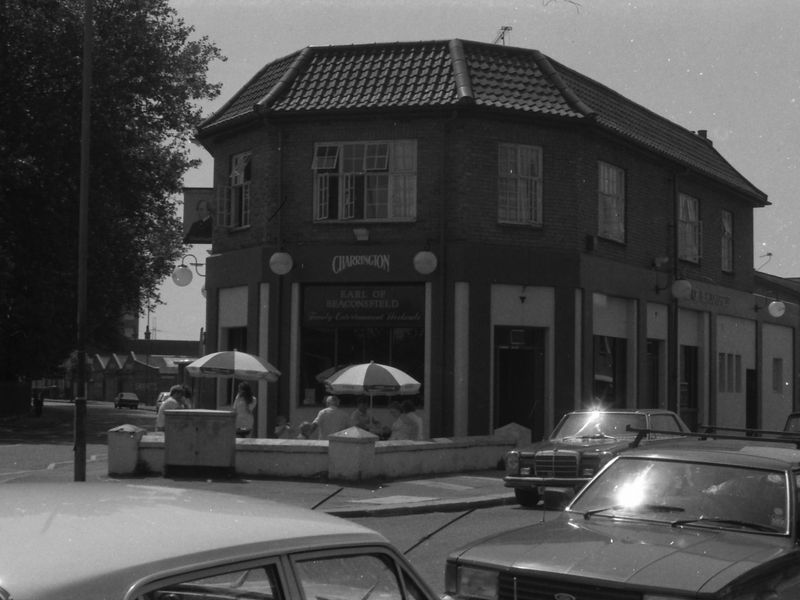 Earl of Beaconsfield London E13 taken in July 1987.. (Pub, External). Published on 06-10-2018 