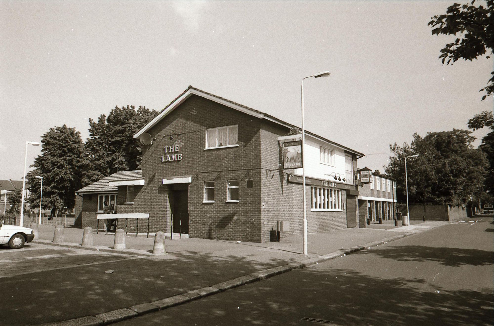Lamb London E13 taken in May 1994.. (Pub, External). Published on 06-10-2018