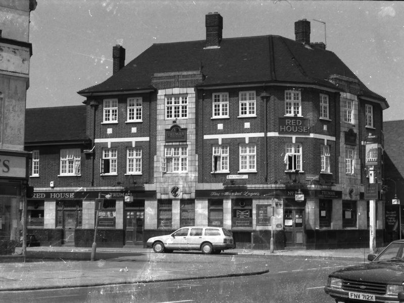 Red House London E13 taken in July 1987.. (Pub, External). Published on 06-10-2018