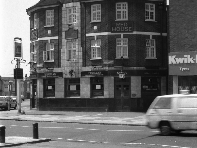 Red House London E13 taken in July 1987.. (Pub, External). Published on 06-10-2018