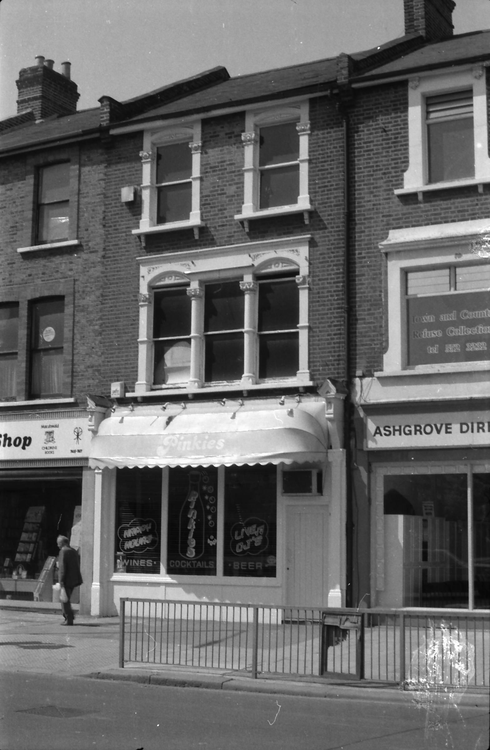 Pinkies London E13 taken in July 1987.. (Pub, External). Published on 06-10-2018