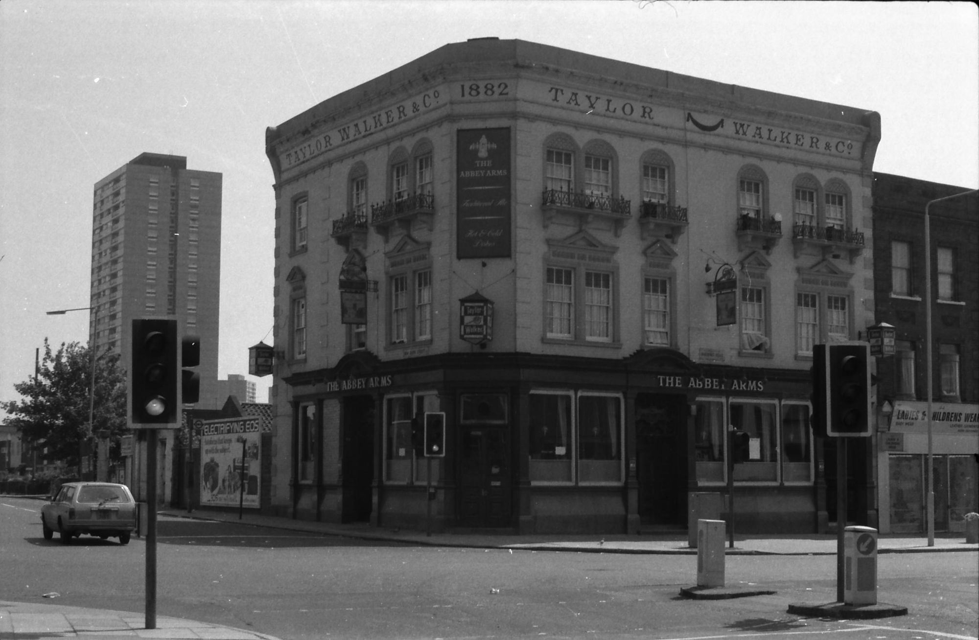 Abbey Arms London E13 taken in July 1987.. (Pub, External). Published on 06-10-2018