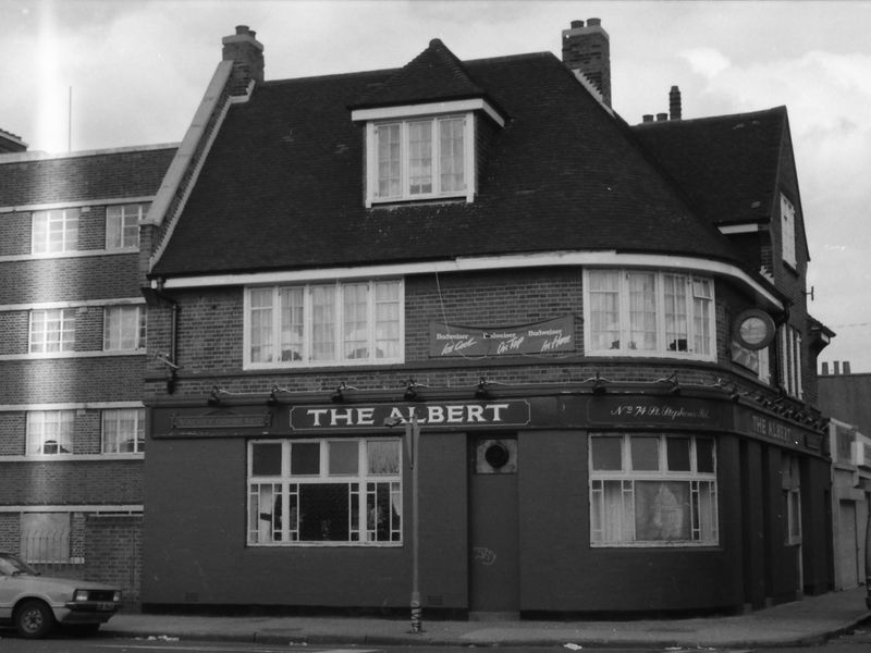 Albert London E3 taken in 1987. (Pub, External, Sign). Published on 28-03-2018