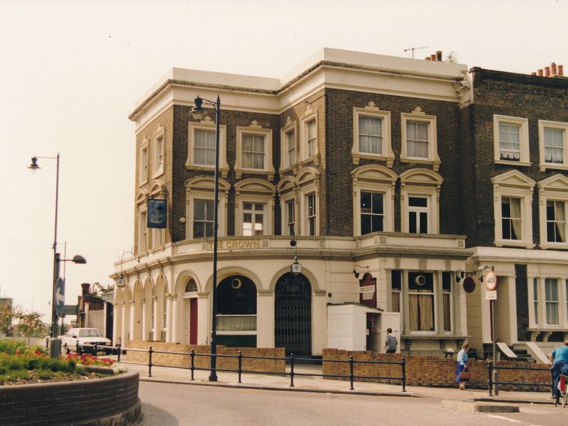 Crown London E3 probably 1980's.. (Pub, External). Published on 22-04-2022