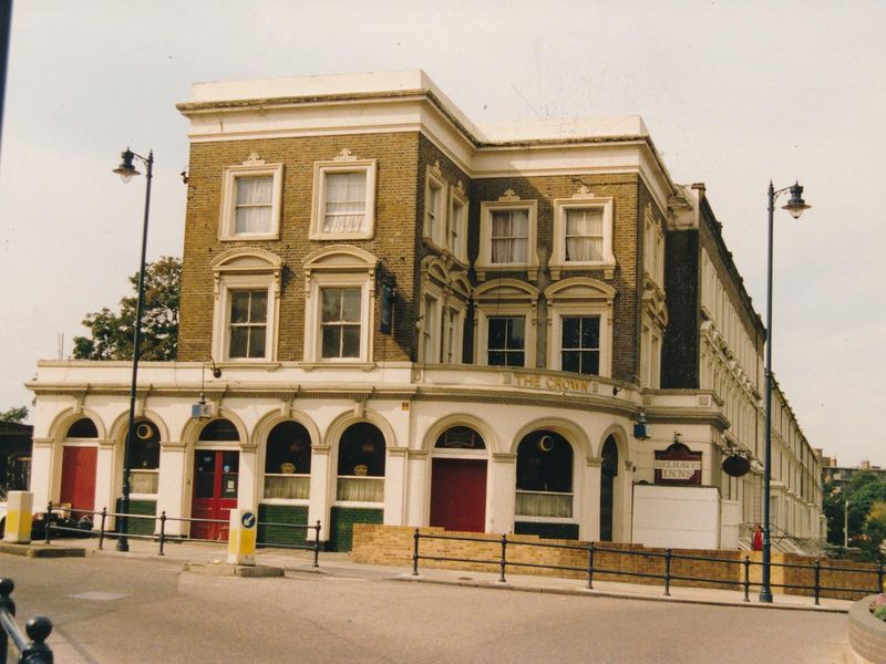 Crown London E3 probably 1980's.. (Pub, External). Published on 22-04-2022