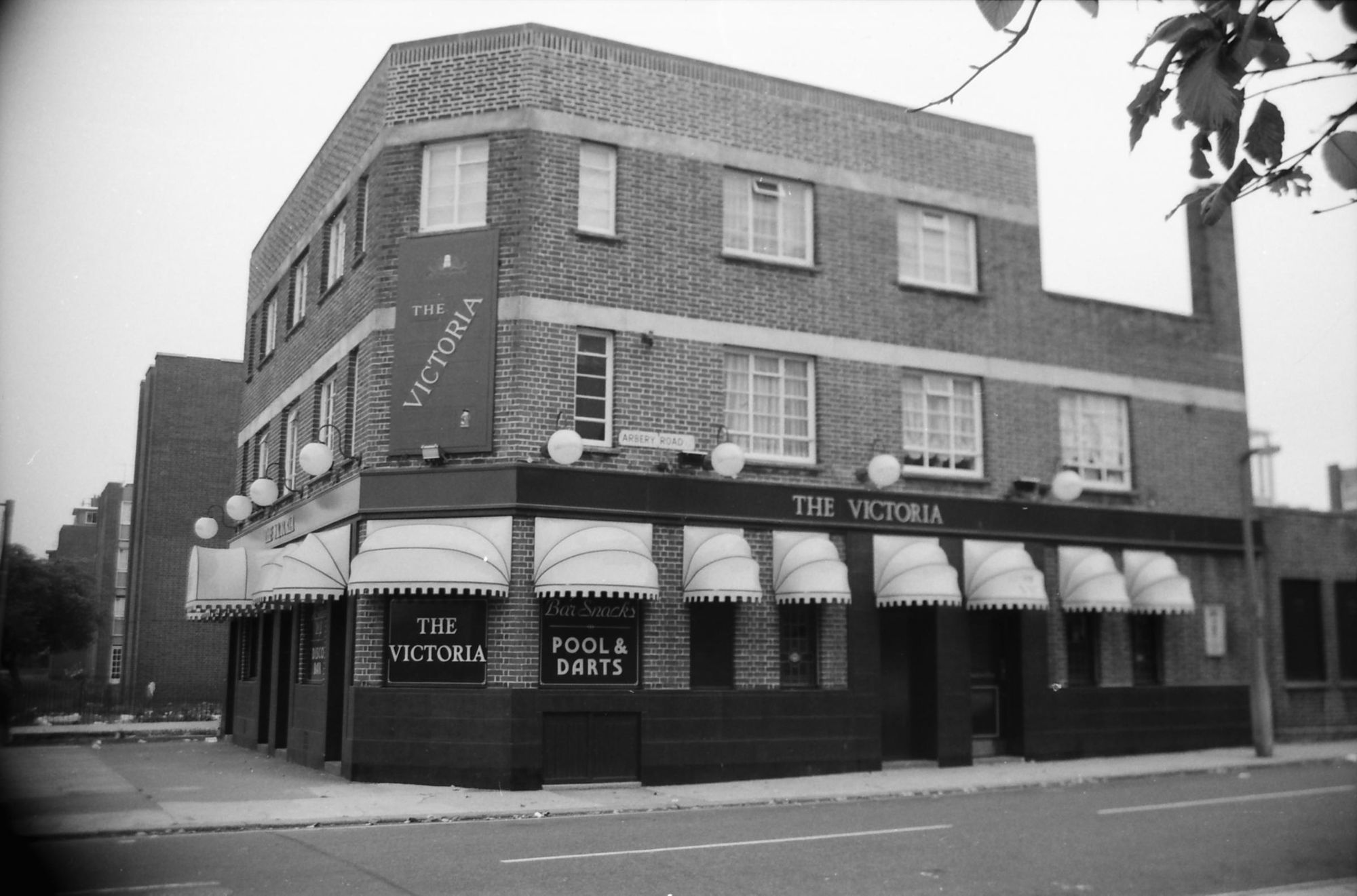 Victoria London E3 taken in 1986. (Pub, External). Published on 28-03-2018