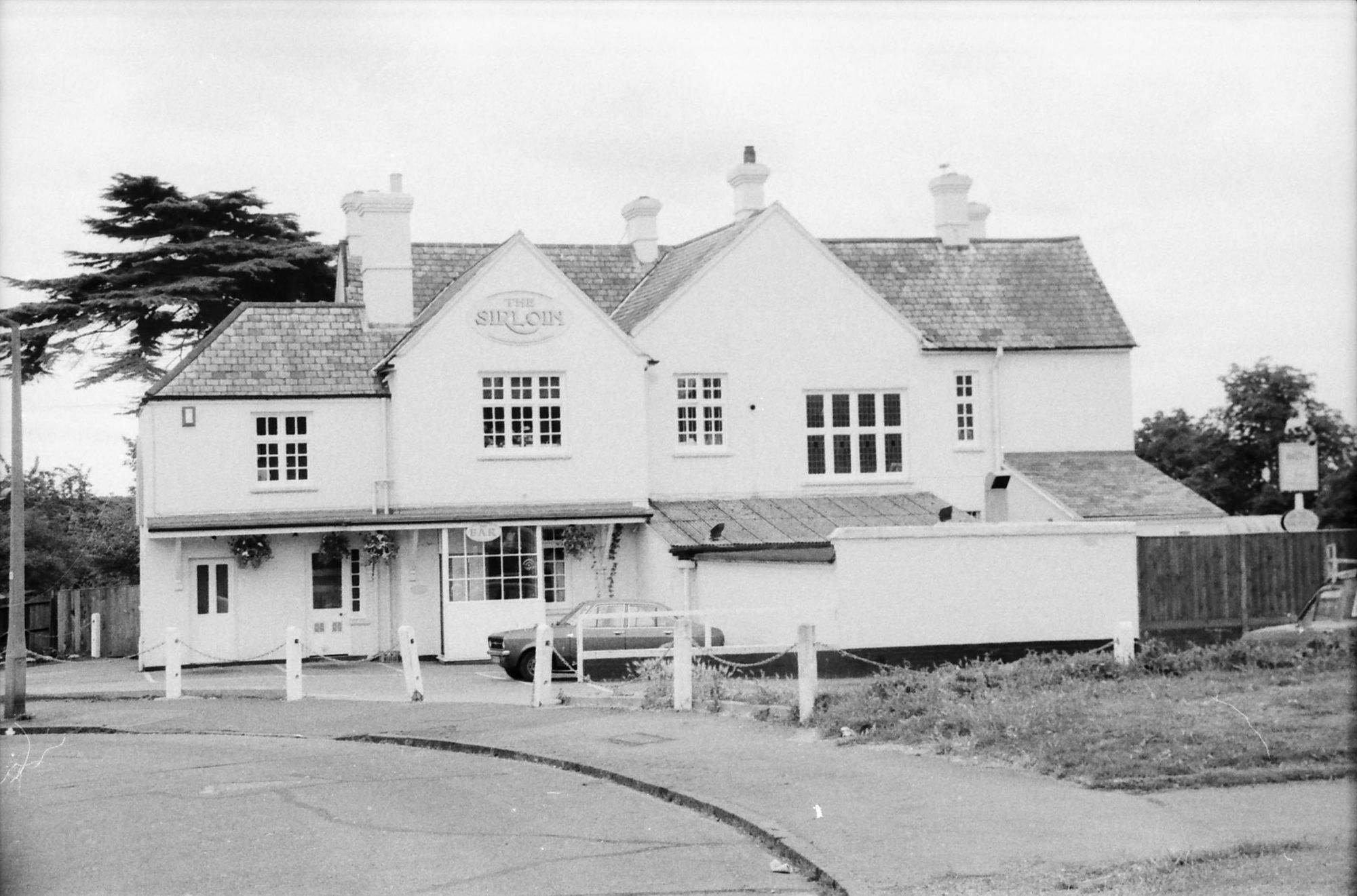 Sirloin London E4 taken 24-08-1986. (Pub, External). Published on 18-04-2018