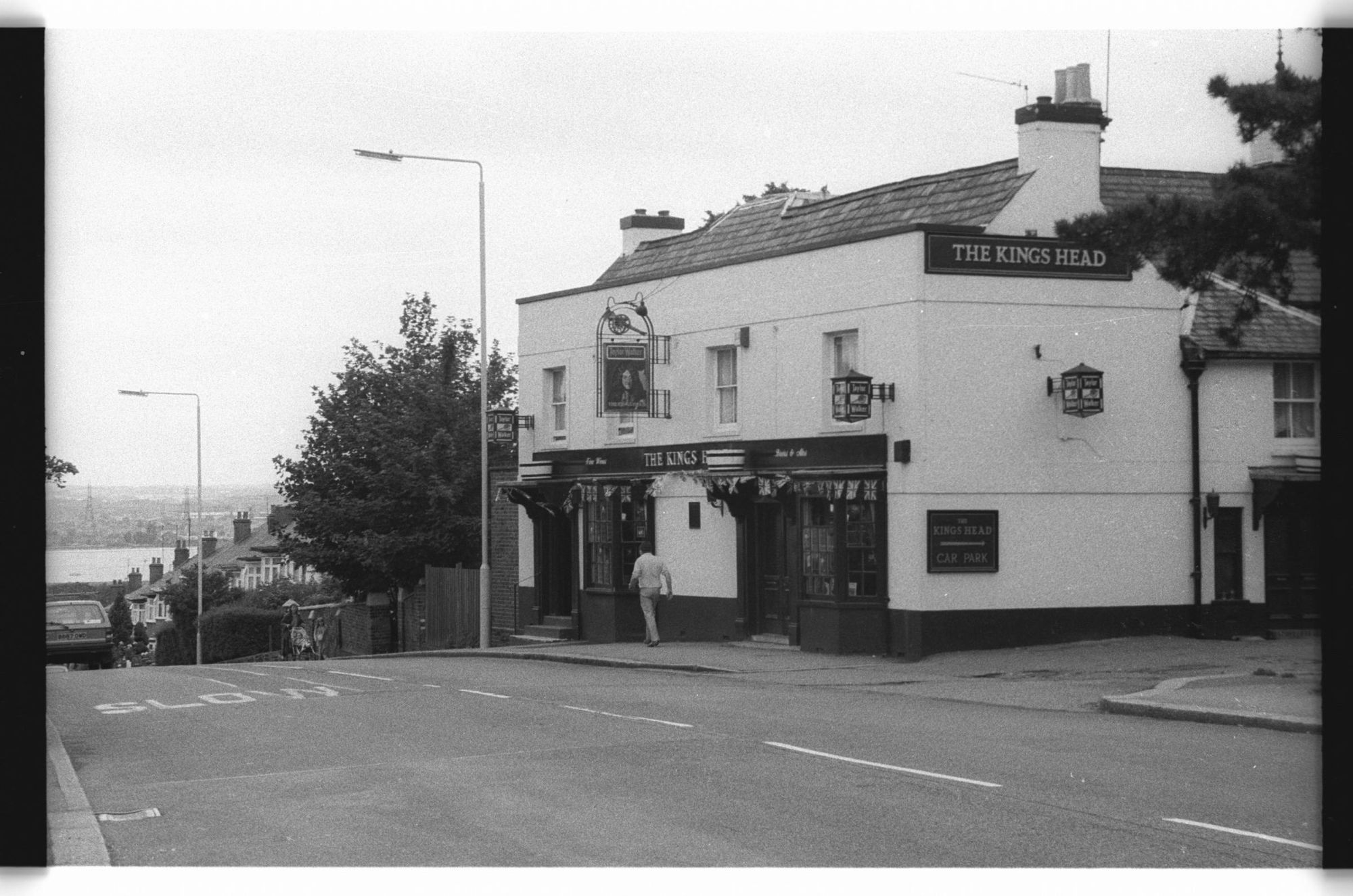 Kings Head London E4 taken in 1986. (Pub, External). Published on 18-04-2018