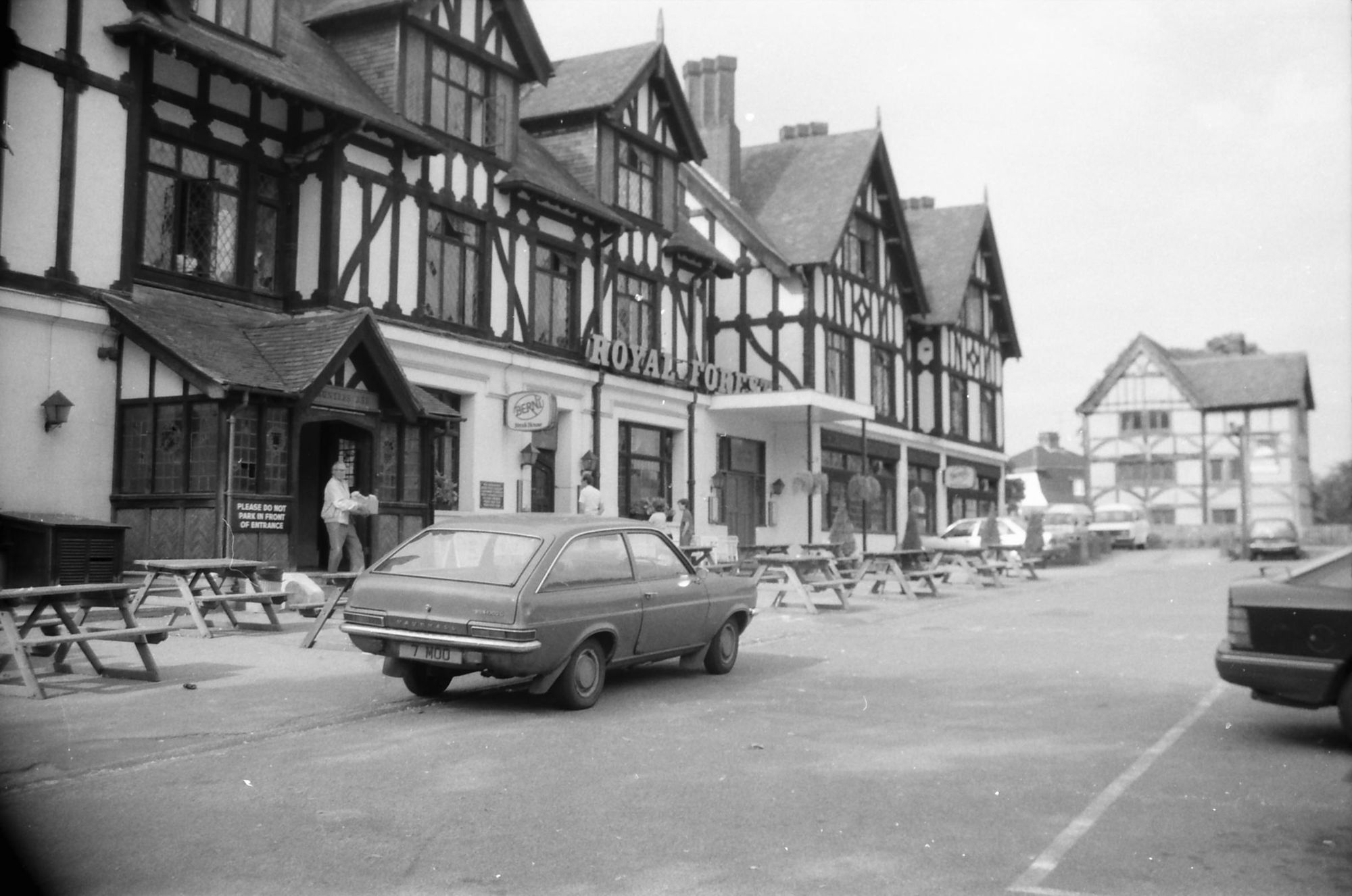 Royal Forest London E4 taken in 1986. (Pub, External). Published on 18-04-2018