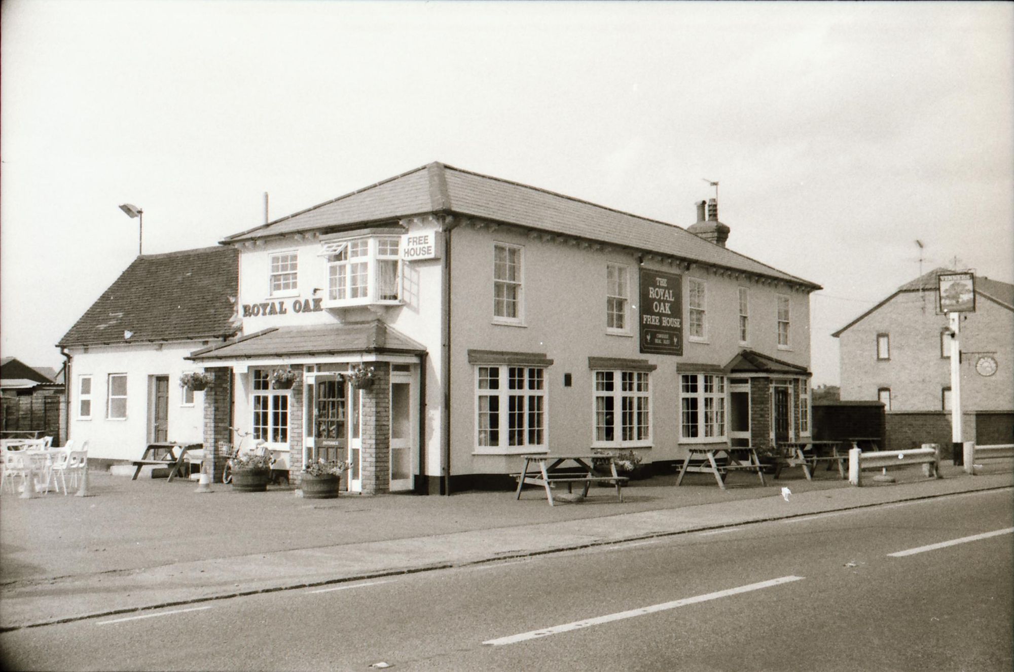 Royal Oak Sewardstone London E4 taken Aug 1989.. (Pub, External). Published on 18-04-2018