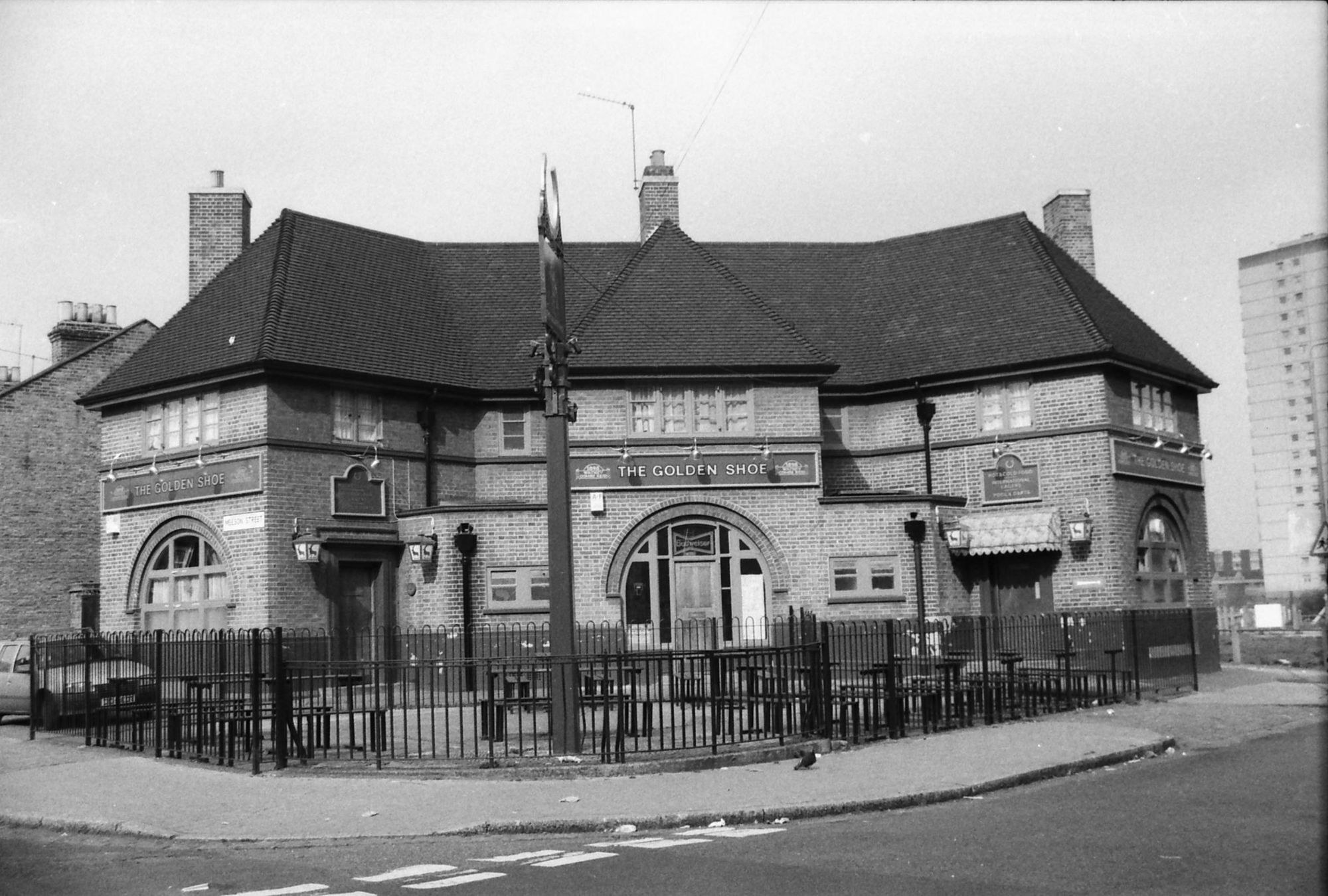 Golden Shoe London E5 taken 1 April 1989.. (Pub, External, Key). Published on 08-09-2018