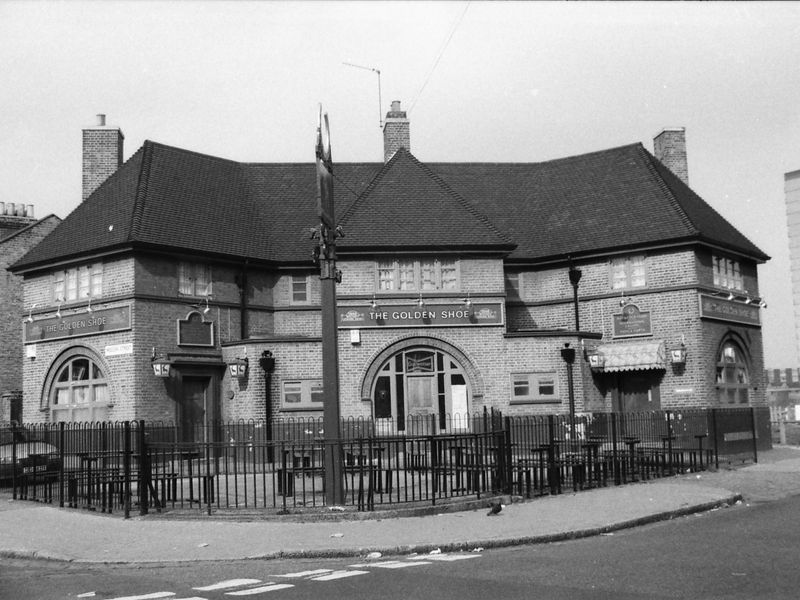 Golden Shoe London E5 taken 1 April 1989.. (Pub, External, Key). Published on 08-09-2018
