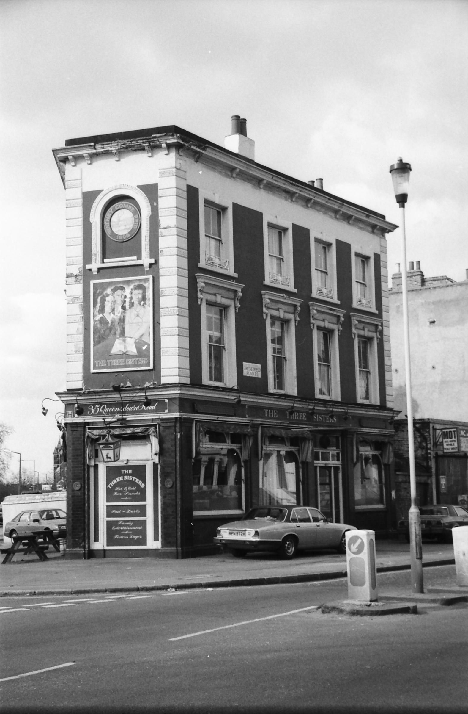 Three Sisters London E5 taken in 1989.. (Pub, External). Published on 18-04-2018