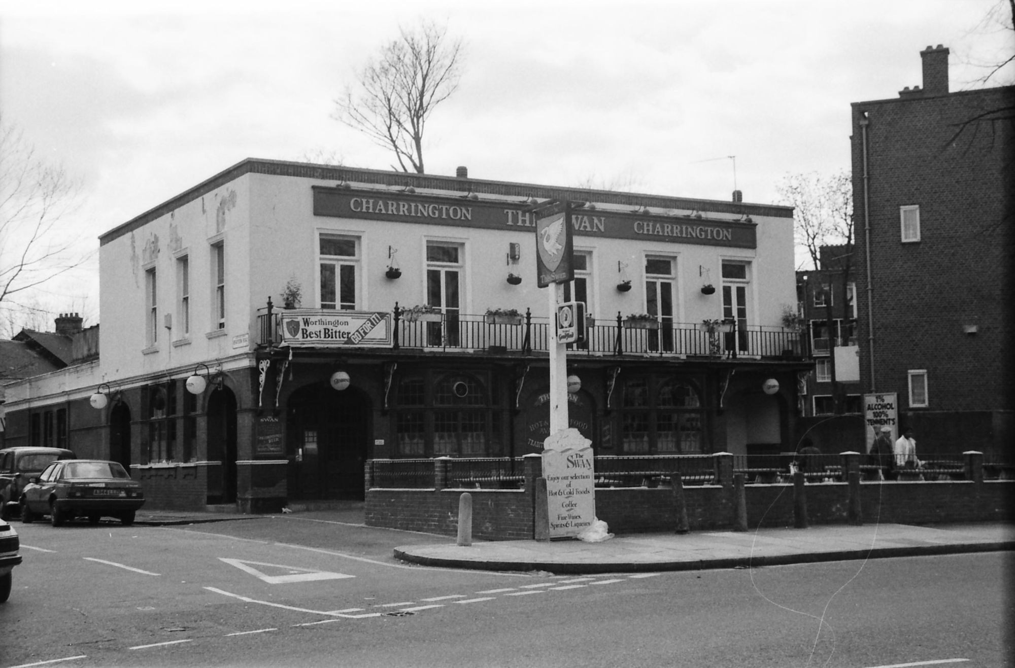 Swan London E5 taken in 1989.. (Pub, External, Key). Published on 18-04-2018