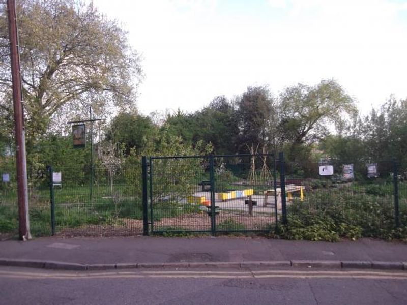 Robin Hood (site of)London E5 taken April 2015. (Pub, External). Published on 02-05-2015