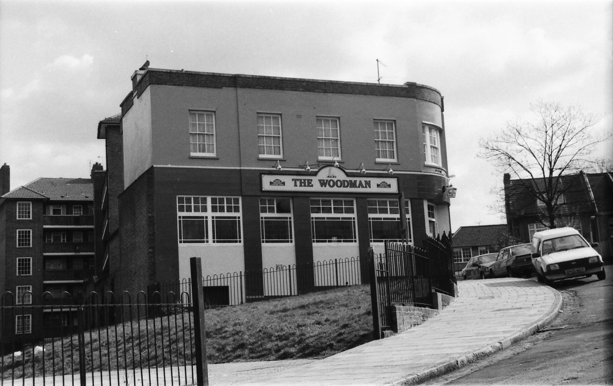 Woodman London E5 taken in 1989.. (Pub, External). Published on 18-04-2018